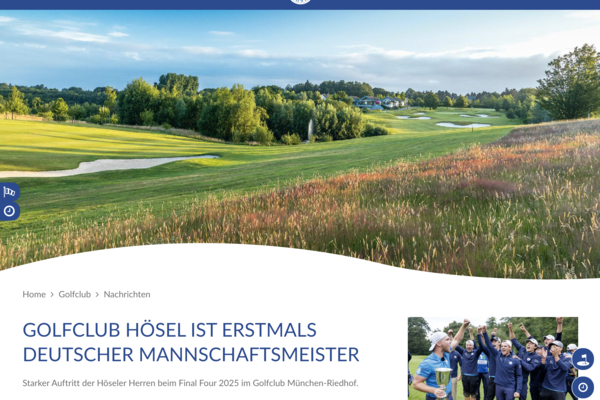 Ein Panoramablick über den Golfplatz des Golfclubs Hösel, dargestellt auf der mit ClubWebMan betriebenen Website des GC Hösel. Das Bild zeigt den gut gepflegten Rasen des Golfplatzes, umgeben von üppigen grünen Bäumen und Büschen. Im Vordergrund ist eine Nachricht zu sehen, die die soeben gewonnene Mannschaftsmeisterschaft der Herren des Golfclubs Hösel bekannt gibt. Der Himmel ist leicht bewölkt, was eine angenehme Atmosphäre für das Golfspiel schafft.