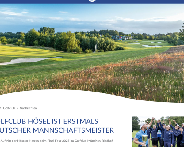 Ein Panoramablick über den Golfplatz des Golfclubs Hösel, dargestellt auf der mit ClubWebMan betriebenen Website des GC Hösel. Das Bild zeigt den gut gepflegten Rasen des Golfplatzes, umgeben von üppigen grünen Bäumen und Büschen. Im Vordergrund ist eine Nachricht zu sehen, die die soeben gewonnene Mannschaftsmeisterschaft der Herren des Golfclubs Hösel bekannt gibt. Der Himmel ist leicht bewölkt, was eine angenehme Atmosphäre für das Golfspiel schafft.