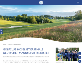 Ein Panoramablick über den Golfplatz des Golfclubs Hösel, dargestellt auf der mit ClubWebMan betriebenen Website des GC Hösel. Das Bild zeigt den gut gepflegten Rasen des Golfplatzes, umgeben von üppigen grünen Bäumen und Büschen. Im Vordergrund ist eine Nachricht zu sehen, die die soeben gewonnene Mannschaftsmeisterschaft der Herren des Golfclubs Hösel bekannt gibt. Der Himmel ist leicht bewölkt, was eine angenehme Atmosphäre für das Golfspiel schafft.