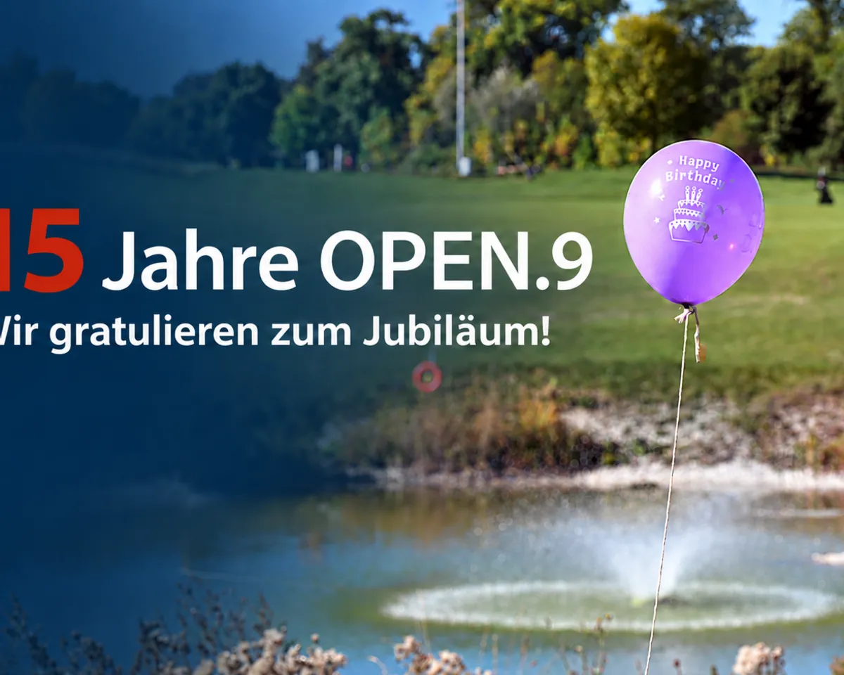 Jubiläumsbild mit Golfanlage und violettem Geburtstagsballon. Aufschrift: „15 Jahre OPEN.9 – Wir gratulieren zum Jubiläum!“