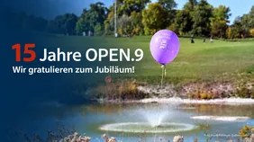 Jubiläumsbild mit Golfanlage und violettem Geburtstagsballon. Aufschrift: „15 Jahre OPEN.9 – Wir gratulieren zum Jubiläum!“