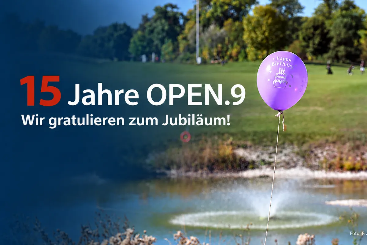 Jubiläumsbild mit Golfanlage und violettem Geburtstagsballon. Aufschrift: „15 Jahre OPEN.9 – Wir gratulieren zum Jubiläum!“