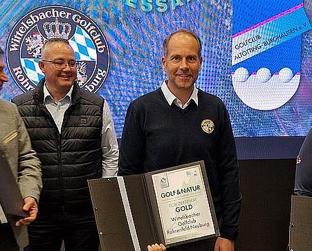 Geschäftsführer Korbinian Kofler (rechts) bei der Verleihung der Golf und Natur Auszeichnung 